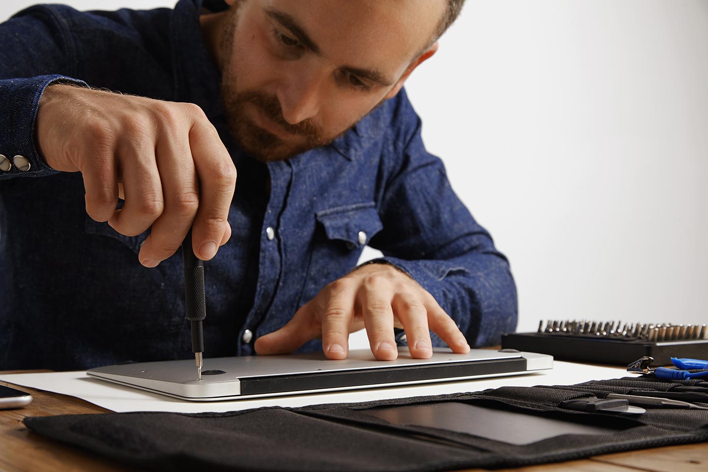 Certified technician replacing a MacBook Pro screen in Dubai.